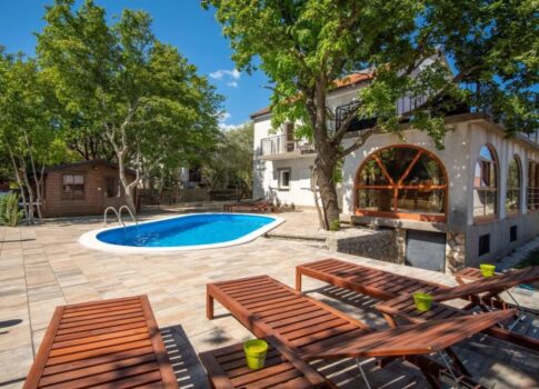 Vonzó ikerház úszómedencével, kerttel!