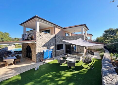 Új villa úszómedencével és tengerre néző kilátással