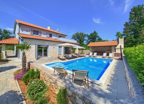 Új családi ház medencével, kiváló helyen!