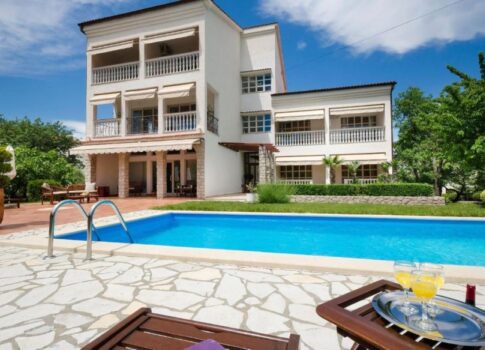 Exkluzív ház több lakással, kerttel, 500 m-re a tengertől!