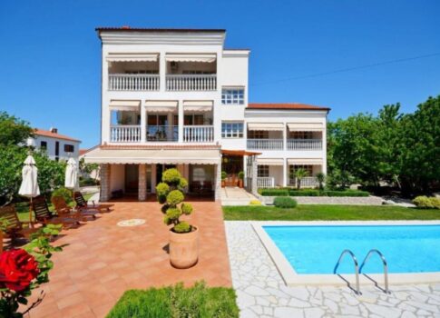 Exkluzív ház több lakással, kerttel, 500 m-re a tengertől!