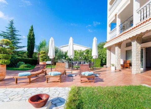 Exkluzív ház több lakással, kerttel, 500 m-re a tengertől!