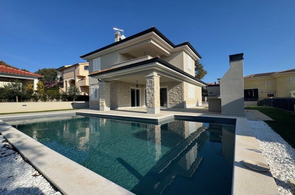 Exkluzív villa úszómedencével, csendes helyen