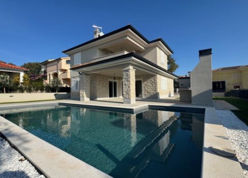 Exkluzív villa úszómedencével, csendes helyen