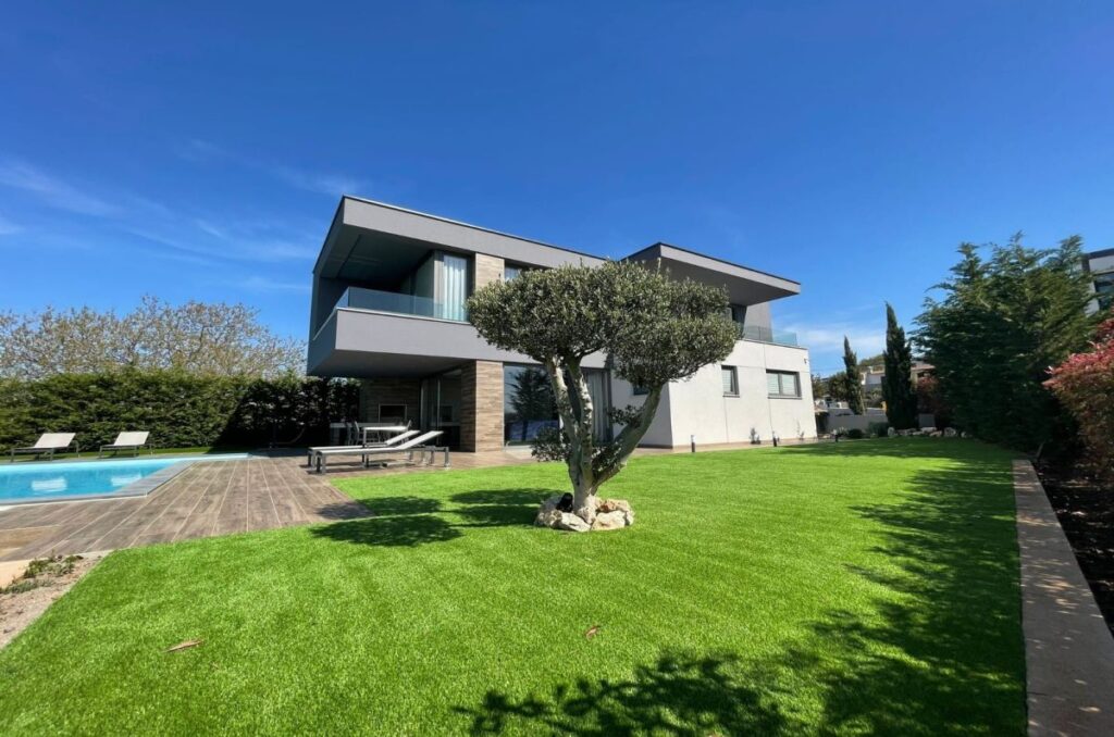 Új exkluzív villa medencével és panorámás tengeri kilátással!