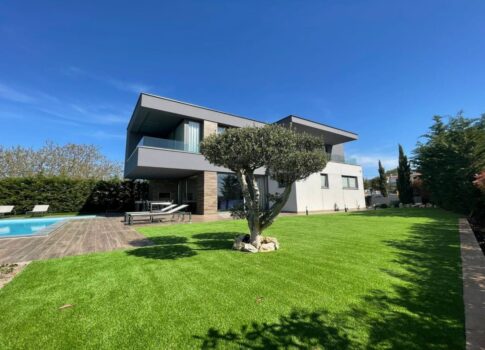 Új exkluzív villa medencével és panorámás tengeri kilátással!